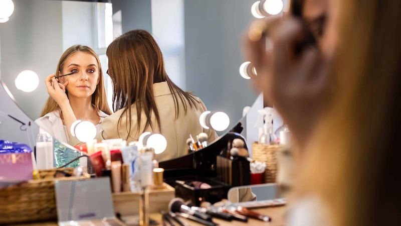 10 Tips To Choose The Right Wedding Makeup Salon